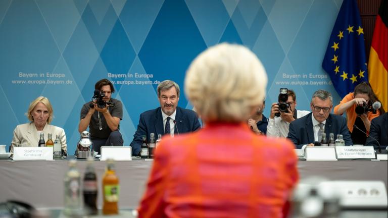 Markus Söder und Ursula von der Leyen nehmen an einer Sitzung in Brüssel teil. (Archiv) 