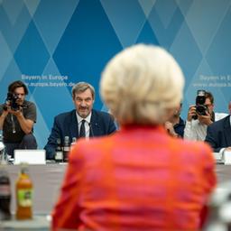 Markus Söder und Ursula von der Leyen nehmen an einer Sitzung in Brüssel teil. (Archiv) 