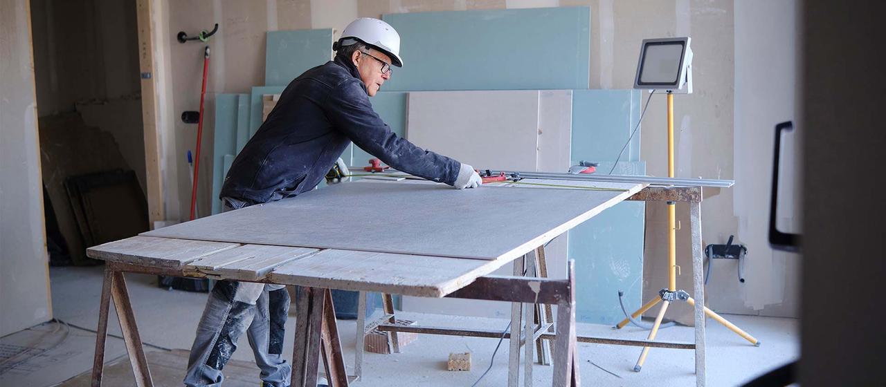 Älterer Mann auf einer Baustelle.