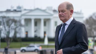 Olaf Scholz vor dem Weißen Haus in Washington.