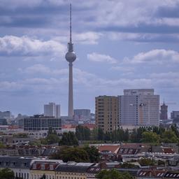 Der Fernsehturm ragt in den Himmel vor der Kulisse der Wohnhäuser im Berliner Innenstadtbezirk Moabit.