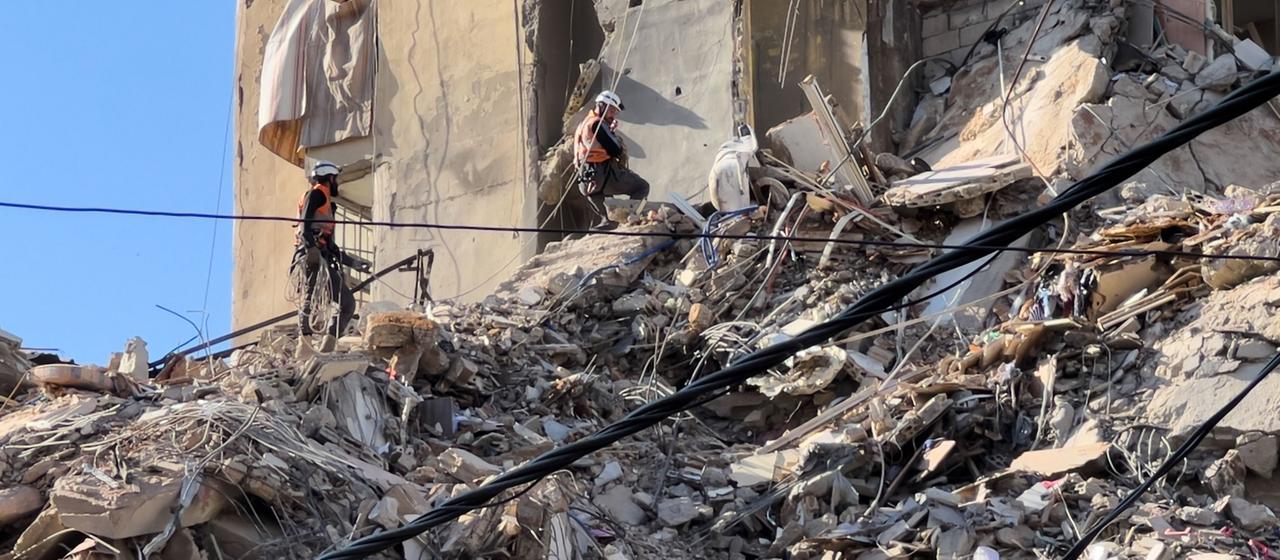 Rettungskräfte durchsuchen die Trümmer eines zerstörten Gebäudes, das bei einem israelischen Luftangriff in einem südlichen Vorort von Beirut getroffen wurde.
