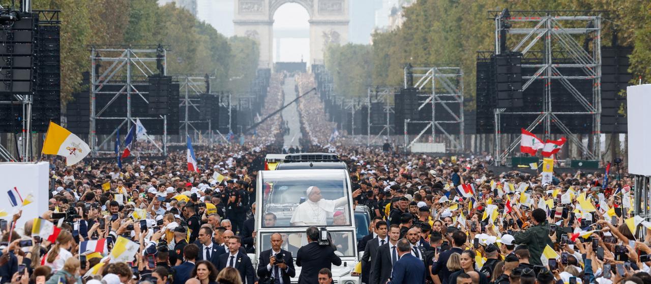 Der Papst in seinem Papamobil auf der Champs-Élysées