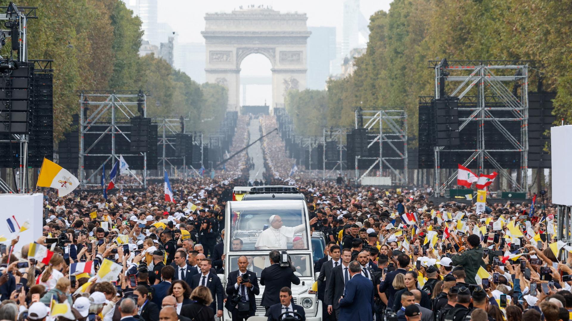 Der Papst in seinem Papamobil auf der Champs-Élysées | REUTERS