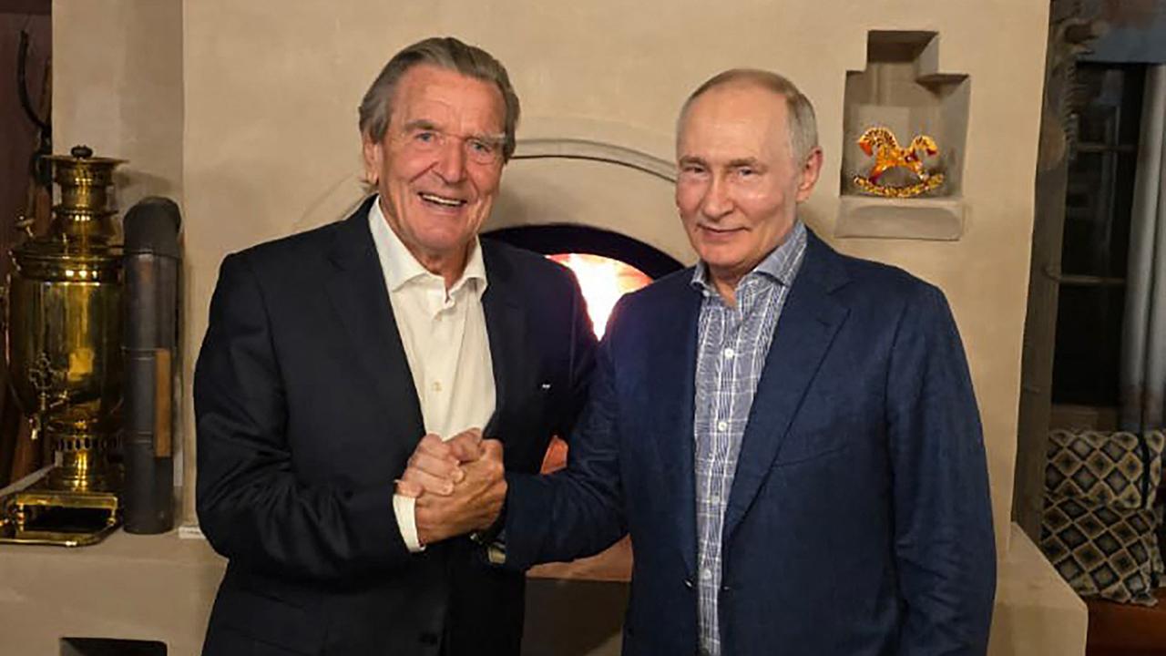 Große Empörung über Putin-Besuch von Altkanzler Schröder