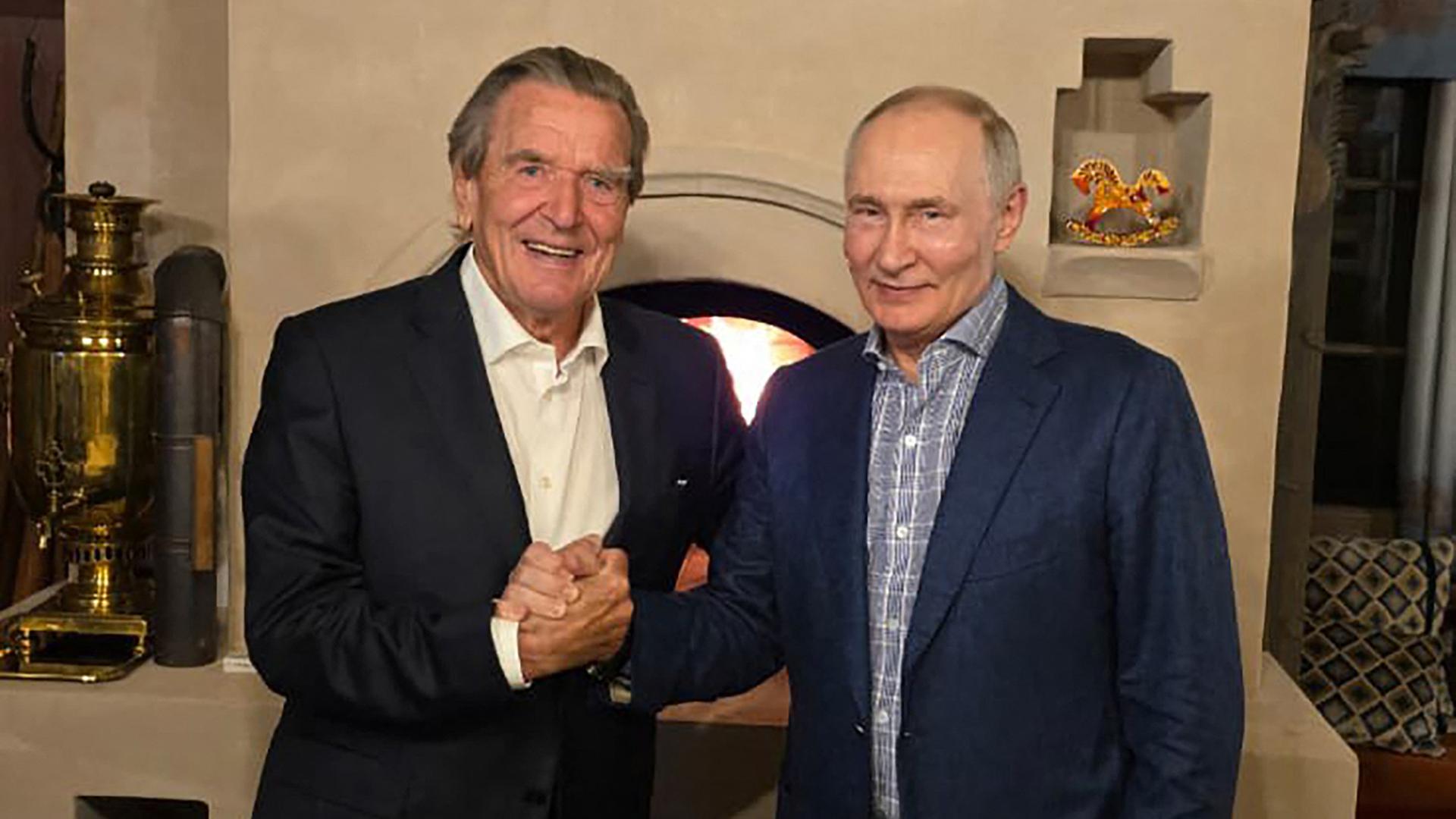 Große Empörung über Putin-Besuch von Altkanzler Schröder