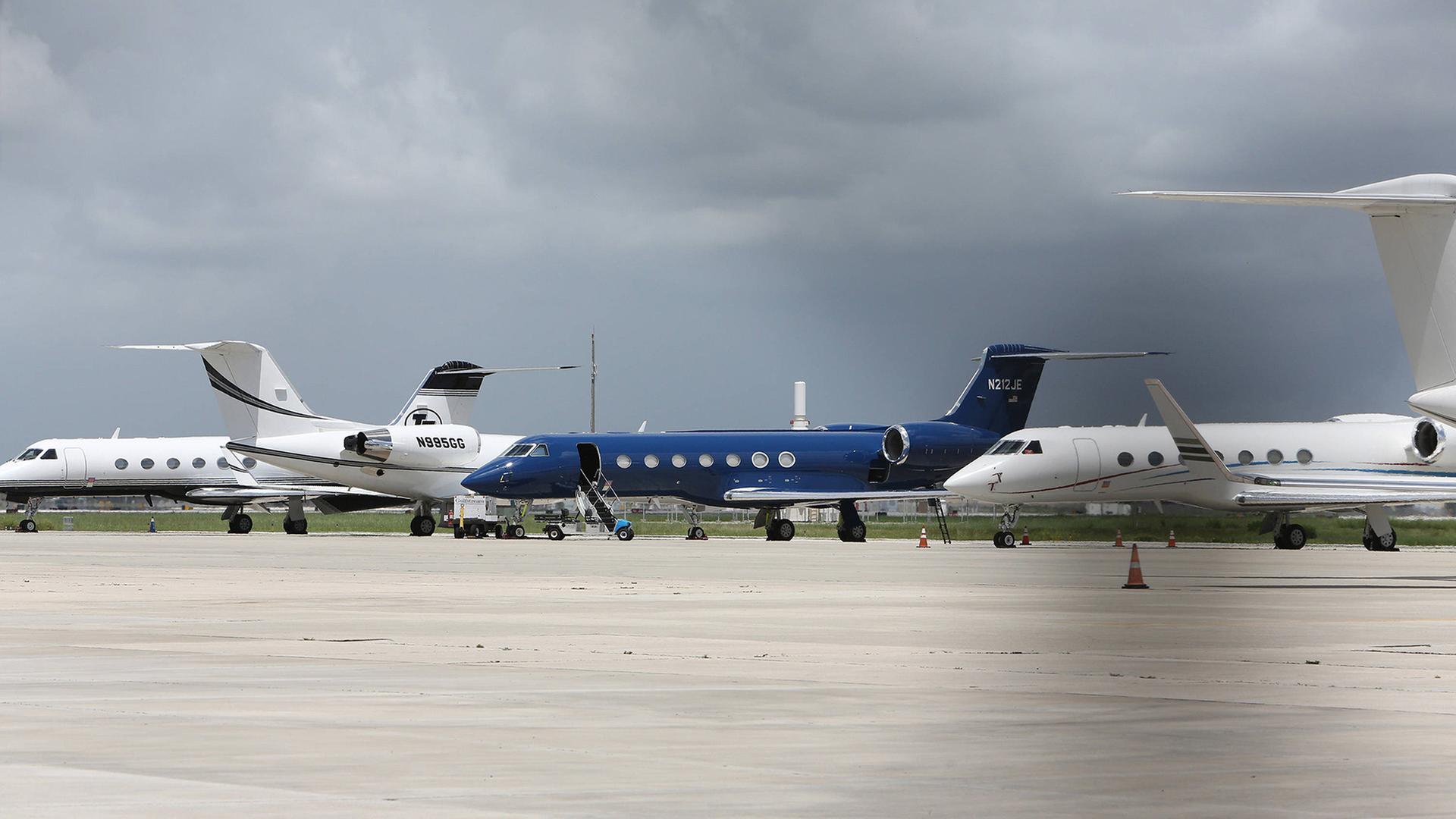 Jeffrey Epsteins Privatflugzeug, das in einem auffälligen Blau lackiert ist, steht am Palm Beach International Airport. (Archivbild: 24.05.218) | IMAGO/Newscom World