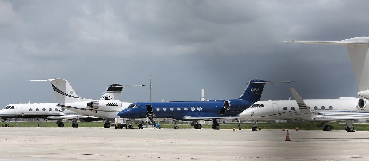 Jeffrey Epsteins Privatflugzeug, das in einem auffälligen Blau lackiert ist, steht am Palm Beach International Airport. (Archivbild: 24.05.218)