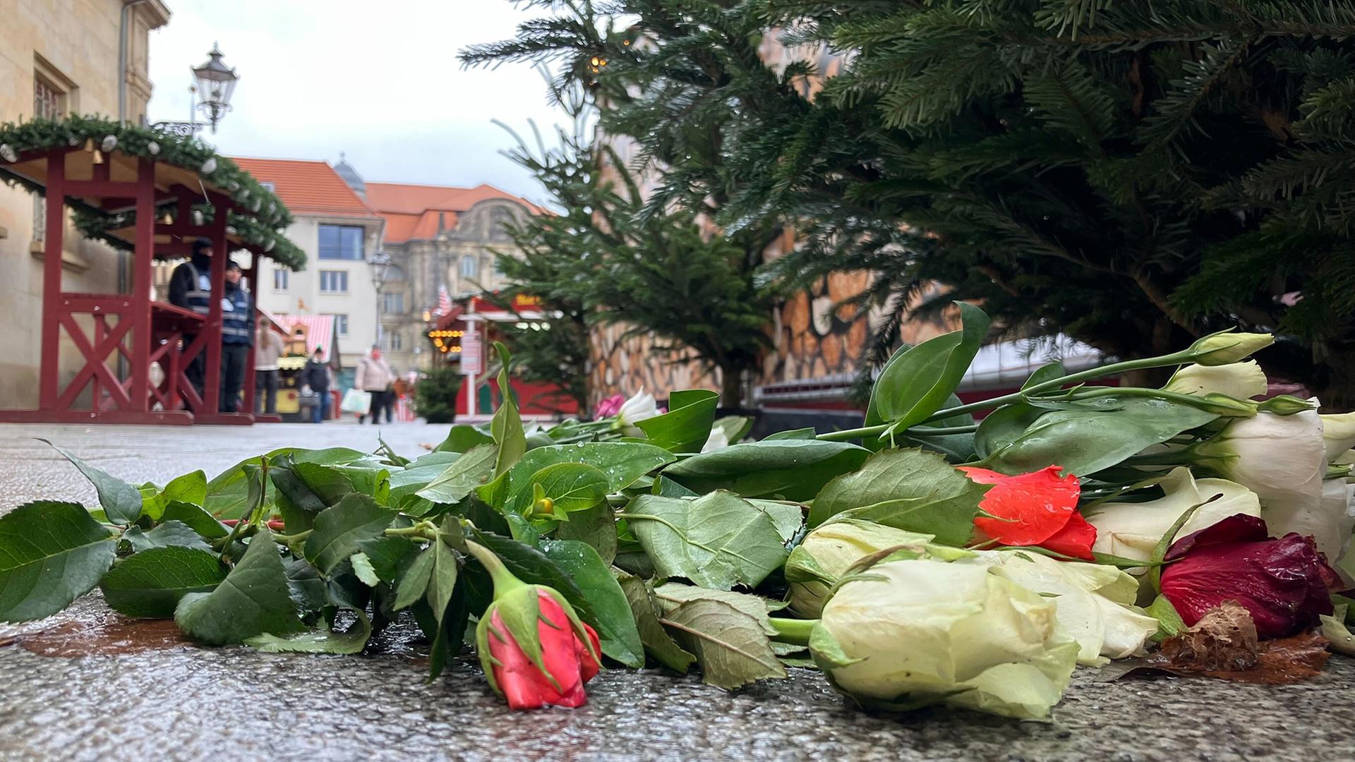Blumen liegen neben einer Gedenkplatte in Magdeburg. | picture alliance/dpa