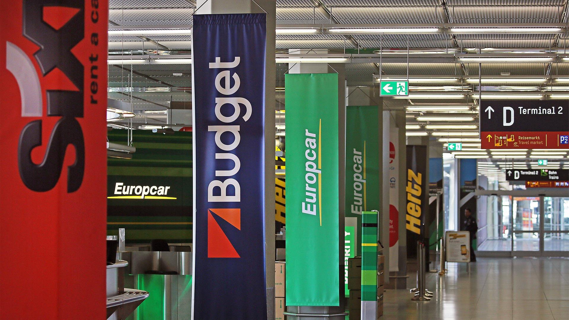 Die Schalter verschiedener Mietwagen-Anbieter am Flughafen Köln Bonn. | picture alliance/dpa