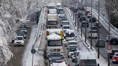 Zahlreiche Autos im Berufsverkehr bei Schnee in Bayern