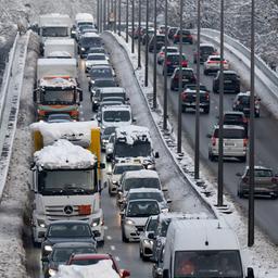Zahlreiche Autos im Berufsverkehr bei Schnee in Bayern