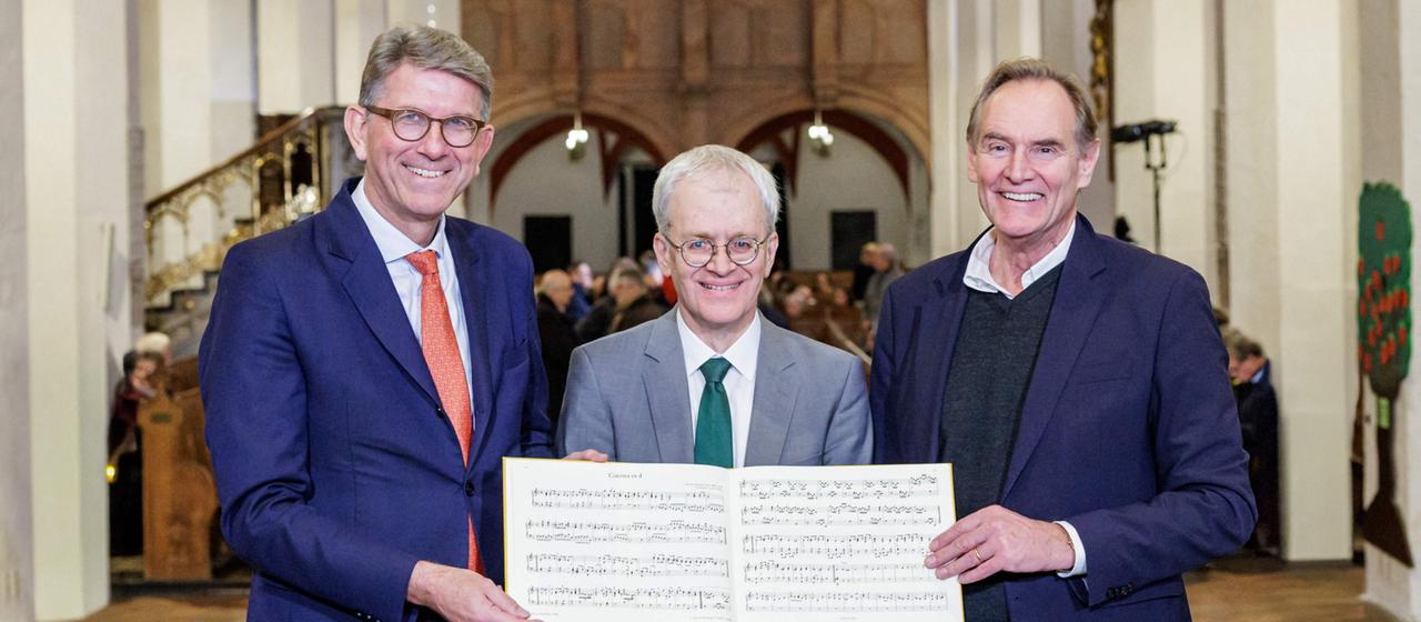 Wolfram Weimer, Peter Wollny und Burkhard Jung mit Noten von Johann Sebastian Bach.