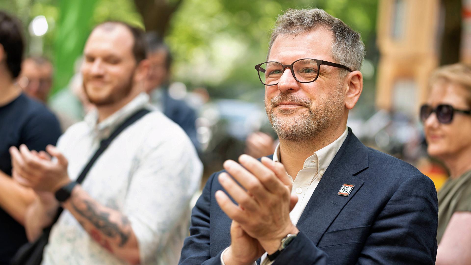Ausgleichender Moderator sucht funktionierende Koalition