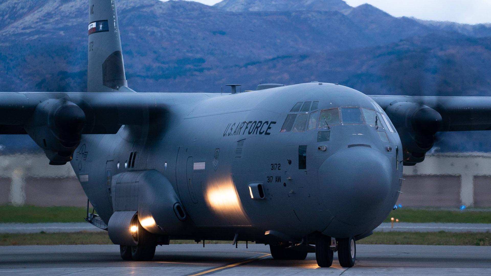 Eine Maschine der U.S. Airforce bereitet auf dem Rollfeld der Basi Elmendorf-Richardson in Alaska. | IMAGO/piemags