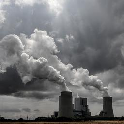 Das RWE-Werk in Neurath stößt Qualm aus.