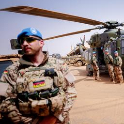 Bundeswehrsoldaten stehen an einem NH90-Hubschrauber im Camp Castor in Gao