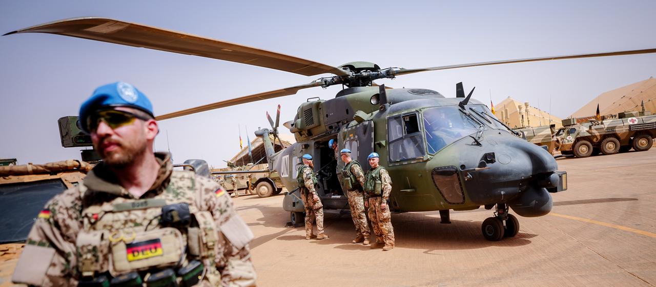 Bundeswehrsoldaten stehen an einem NH90-Hubschrauber im Camp Castor in Gao