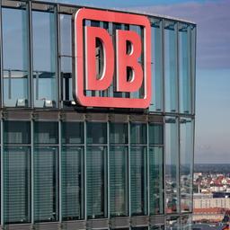 Blauer Himmel ist über der Zentrale der Deutschen Bahn (DB) am Potsdamer Platz zu sehen. 