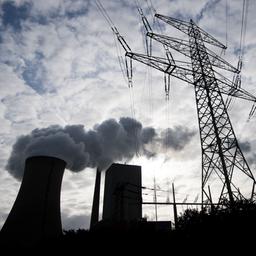 Dampf steigt vom Kohlekraftwerk Mehrum auf.