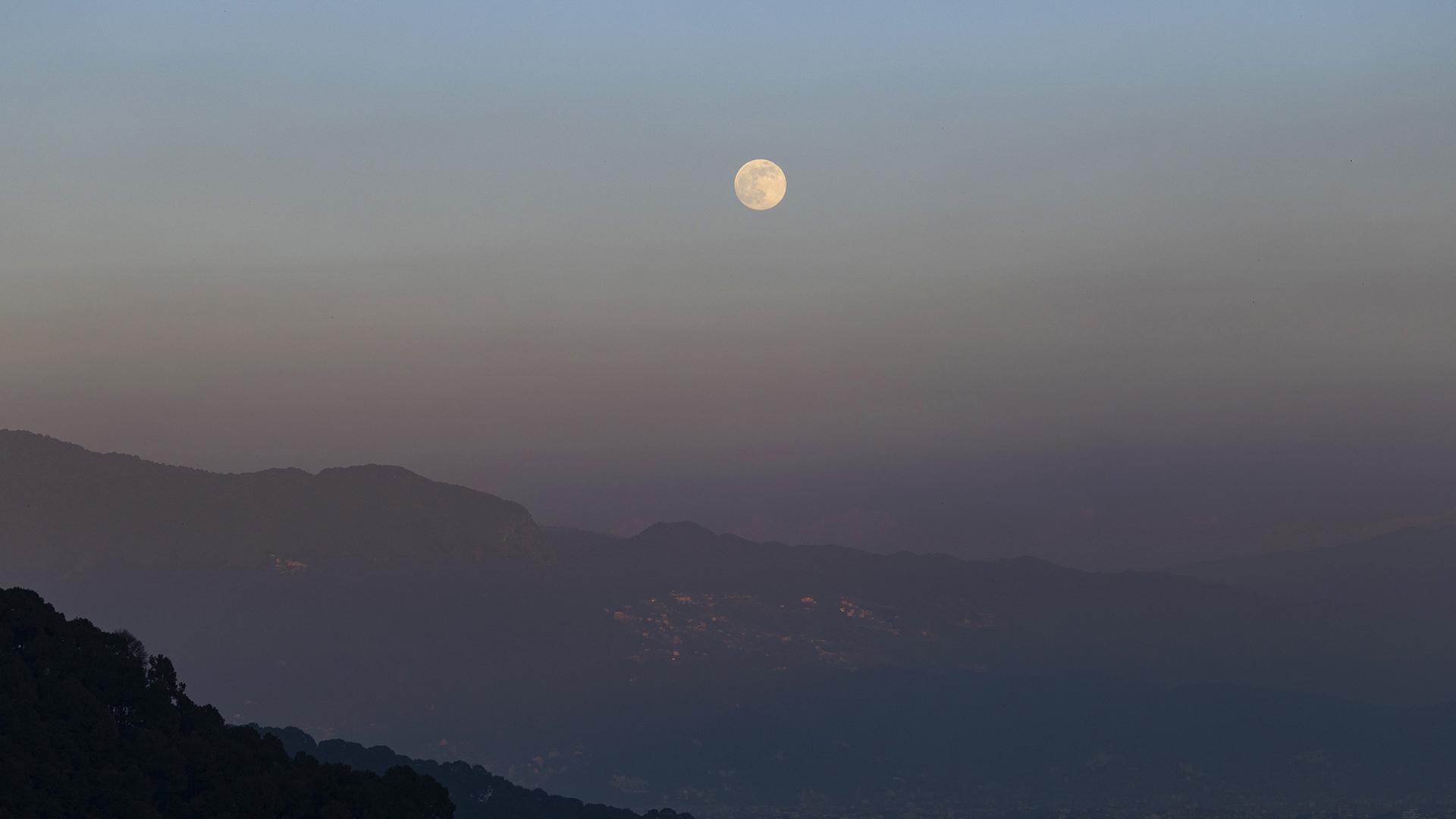 Der Supermond strahlt am Himmel Ã¼ber Kathmandu (Nepal). | EPA