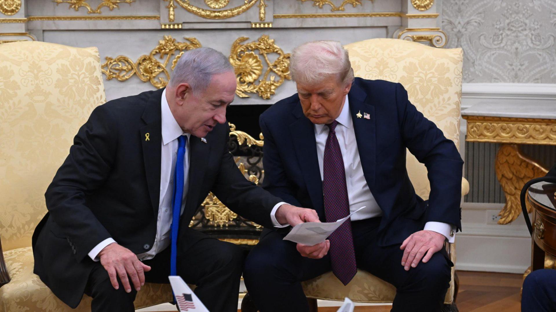 US-Präsident Donald Trump und der israelische Ministerpräsident Benjamin Netanjahu unterhalten sich bei einem Treffen im Weißen Haus. | dpa