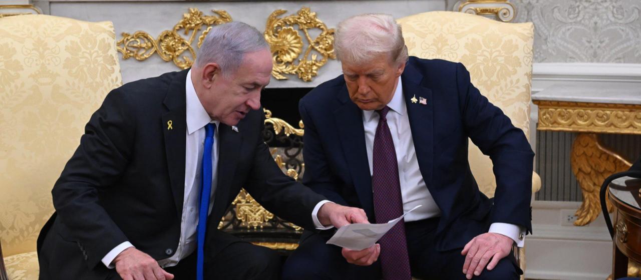 Donald Trump und Benjamin Netanjahu unterhalten sich bei einem Treffen im Weißen Haus.