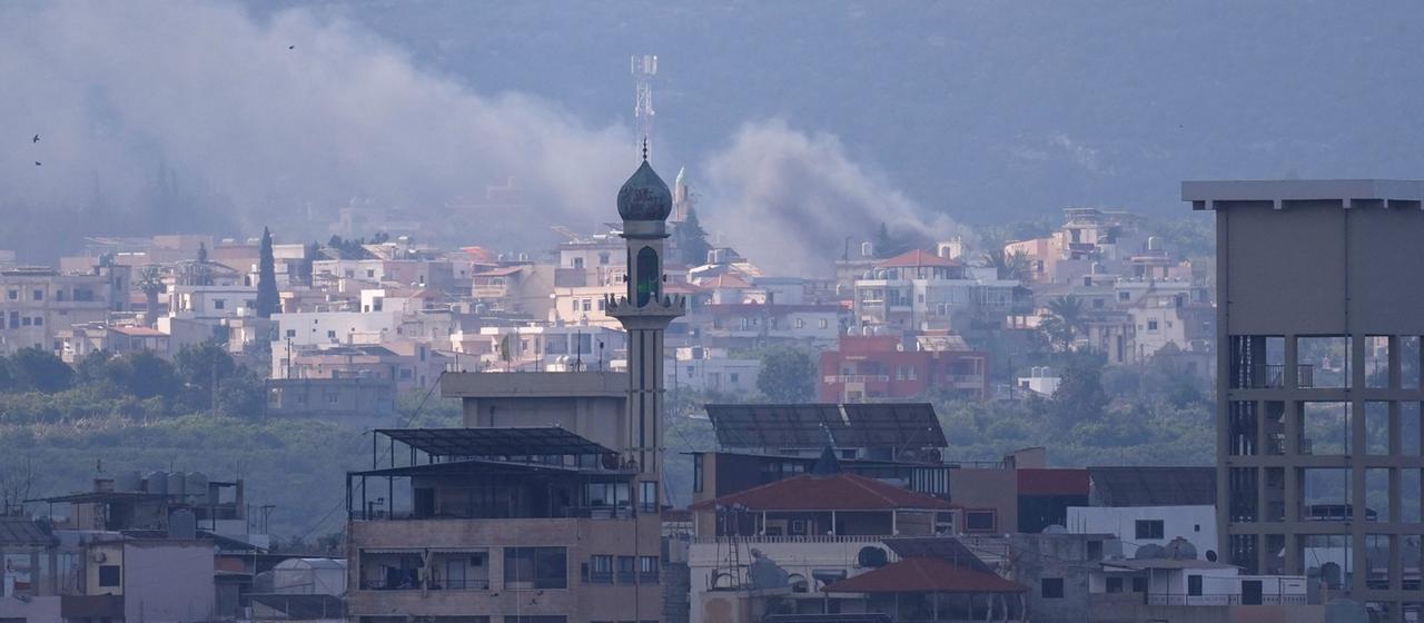 Rauch über der Stadt Tyrus im Südlibanon