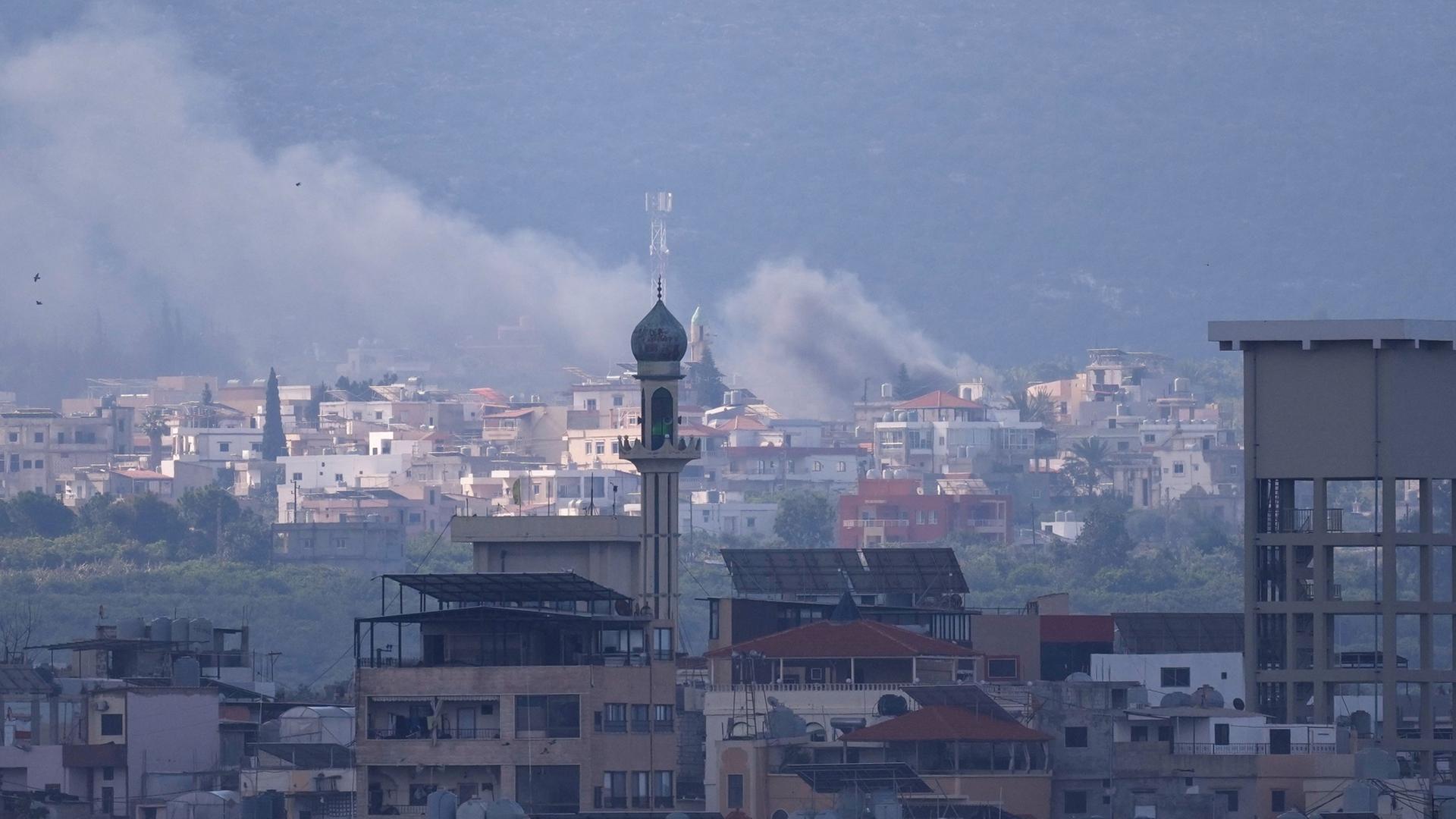 Rauch über der Stadt Tyrus im Südlibanon | Hussein Malla/AP/dpa
