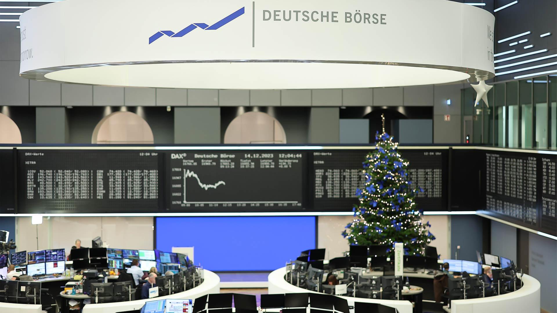 Blick in den weihnachtlich dekorierten Handelssaal der Deutschen Börse in Frankfurt.  | picture alliance/dpa