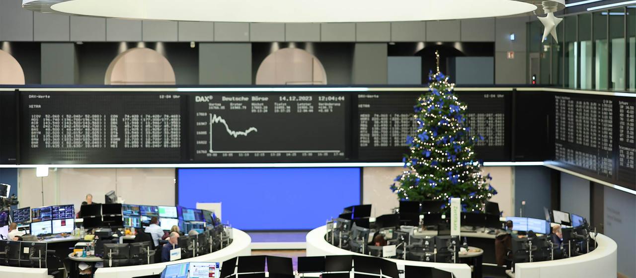 Blick in den weihnachtlich dekorierten Handelssaal der Deutschen Börse in Frankfurt. 