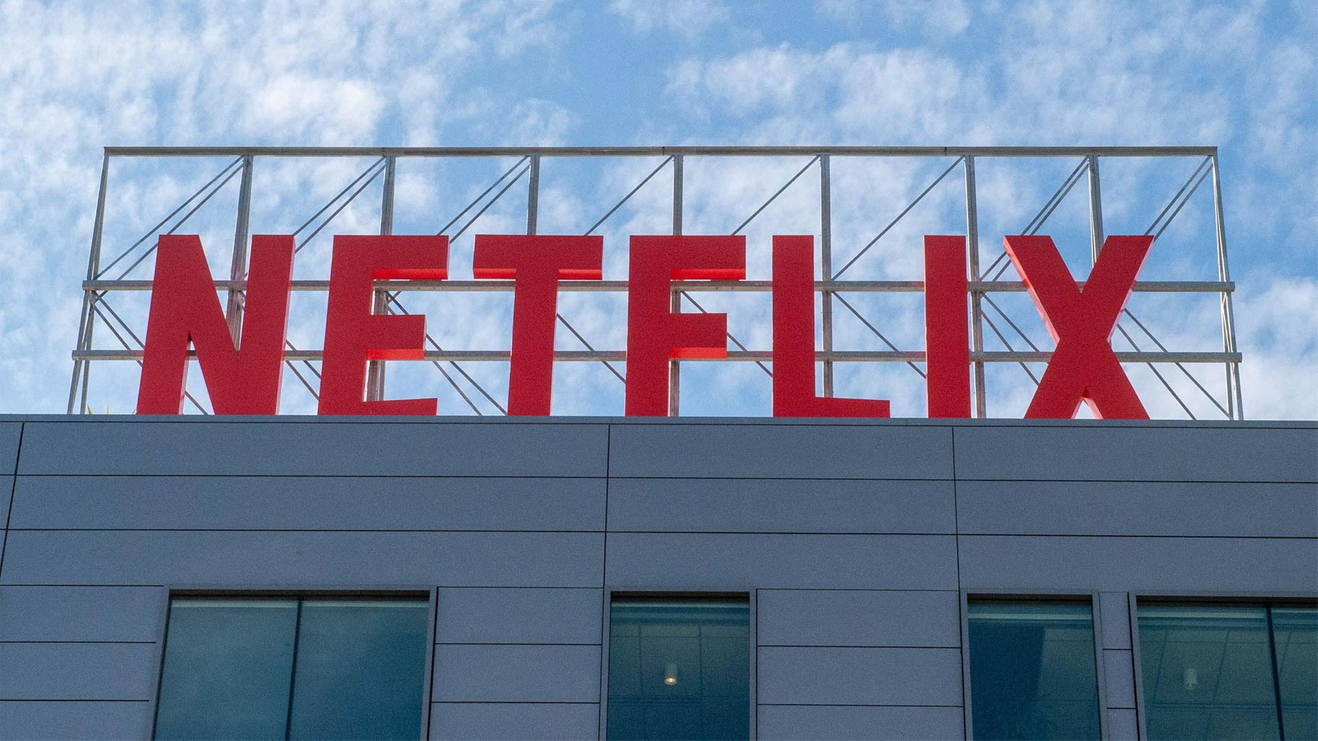 Netflix Logo auf dem Dach eines Gebäudes. | picture alliance/dpa