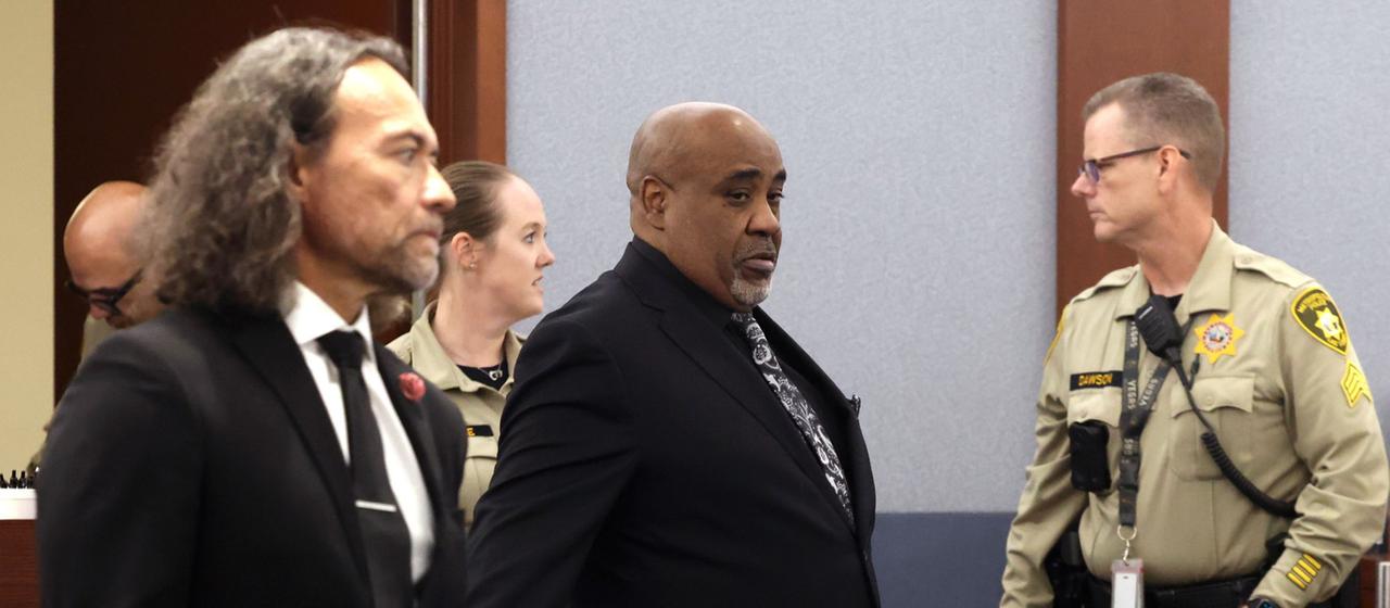 Duane Davis und sein Anwalt Michael Sanft werden in einen Gerichtssaal geführt.