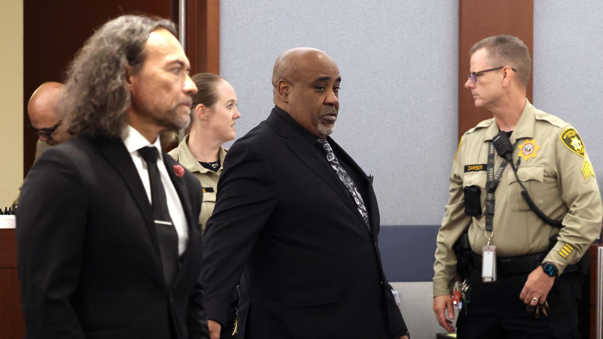 Duane Davis und sein Anwalt Michael Sanft werden in einen Gerichtssaal geführt. | Bizuayehu Tesfaye/Pool Las Vegas