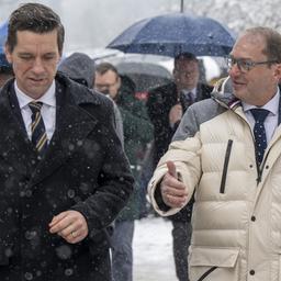 Kaare Dybvad Bek (l) und Alexander Dobrindt gehen während der Winterklausur der CSU gemeinsam über den Innenhof des Kloster Seeon