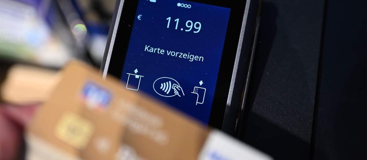 Bargeldloses Bezahlen mit einer Girocard in einem Einzelhandelsgeschäft.