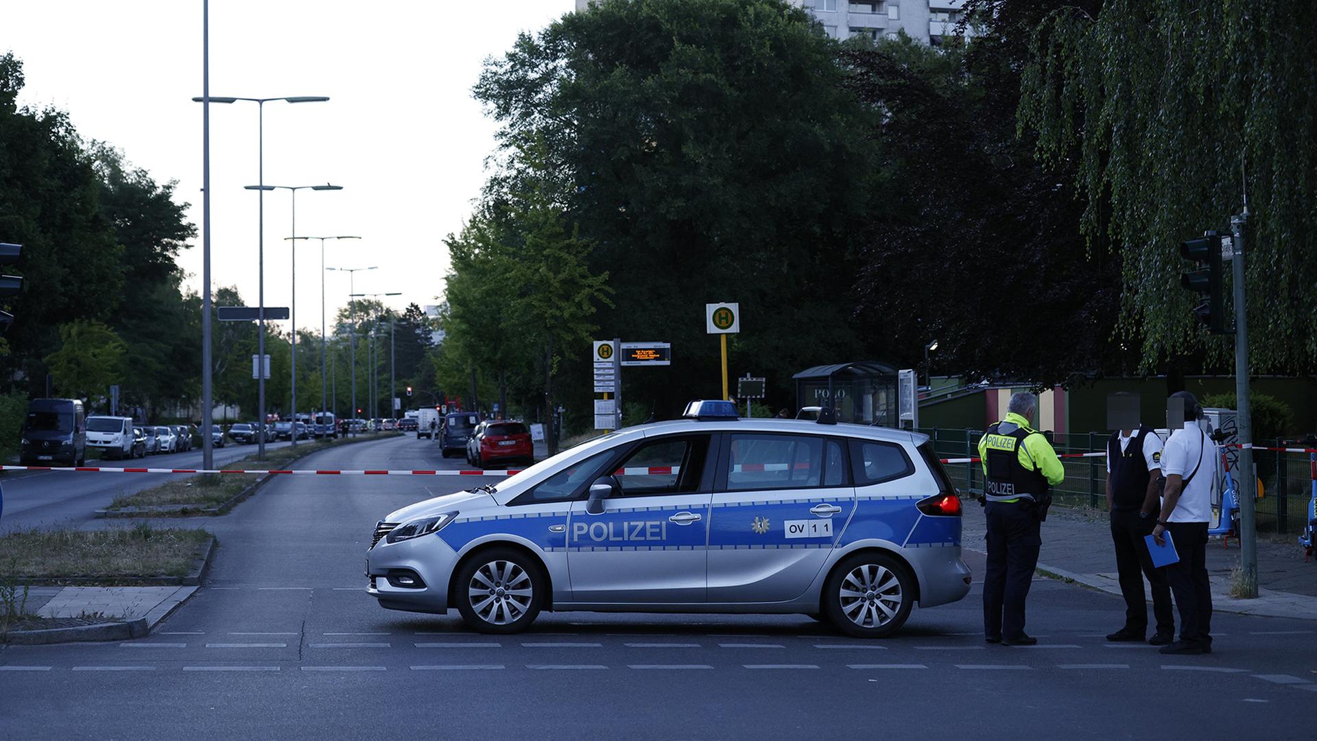 Geiselnahme in Berliner Supermarkt - Großeinsatz der Polizei Abgesperrte Straße nach Geiselnahme in Berlin-Marienfelde (Quelle: picture alliance/dpa | Carsten Koall) | picture alliance/dpa | Carsten Koall