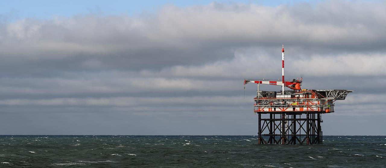 Blick auf die Bohrinsel des niederländischen Unternehmens One-Dyas in der Nordsee.