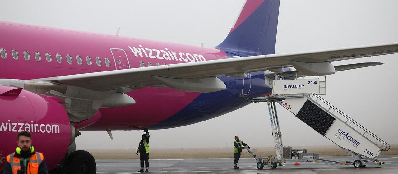 Ein Flugzeug der Airline WIZZ auf einem Rollfeld
