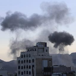 Rauch steigt nach einem Luftangriff über Jemens Hauptstadt Sanaa auf