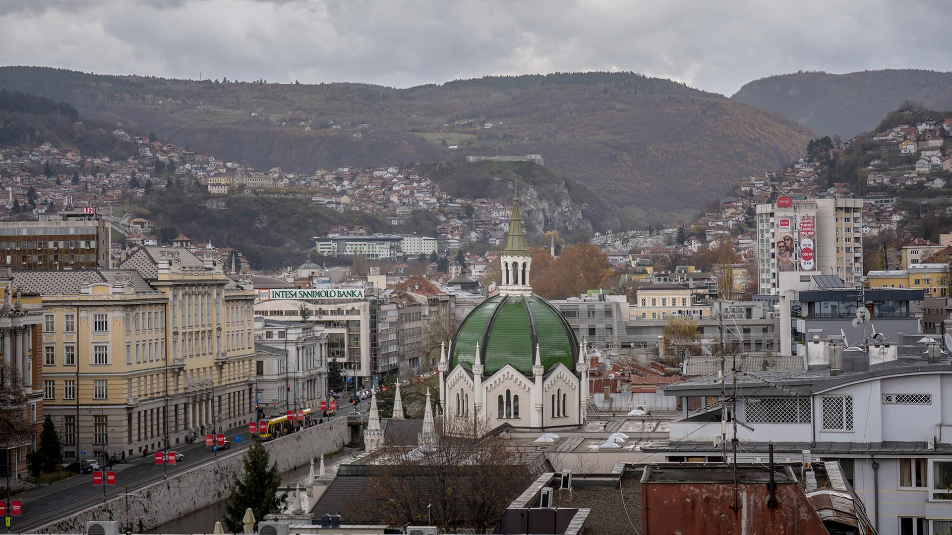 Blick über Sarajevo und die umliegenden Hügel. | dpa