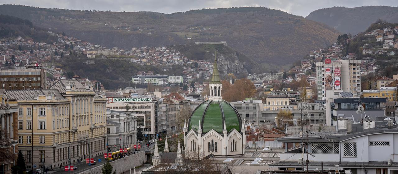 Blick über Sarajevo und die umliegenden Hügel.
