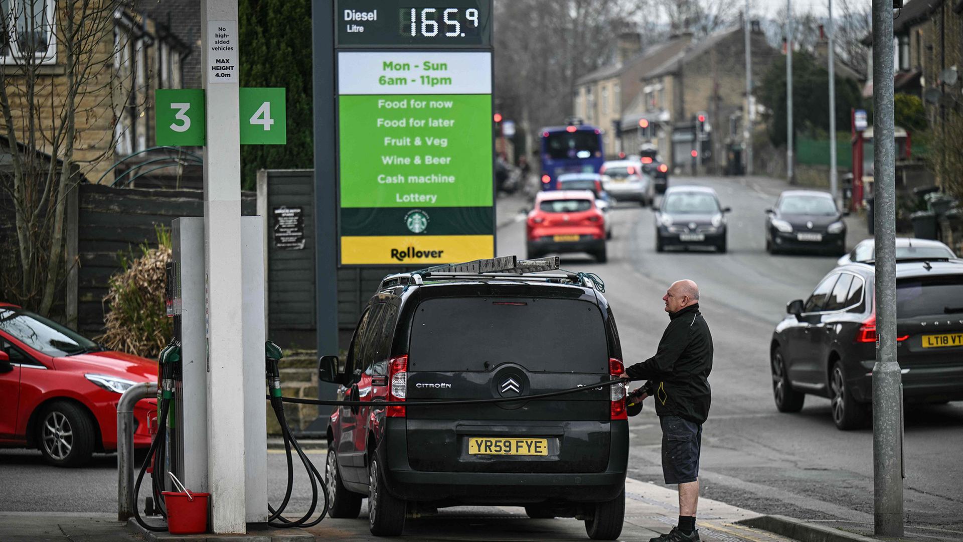 Ein Mann tankt sein Auto an einer Tankstelle in Milnsbridge, einem Vorort von Huddersfield im Norden Englands. | AFP