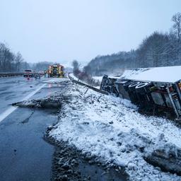 Auf der A66 ist ein Lastwagen in einen Graben gerutscht.