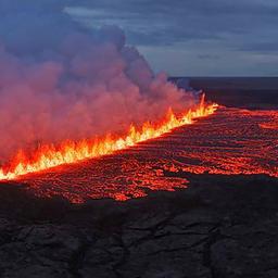 Lava und Rauch brechen aus einem Vulkan aus.