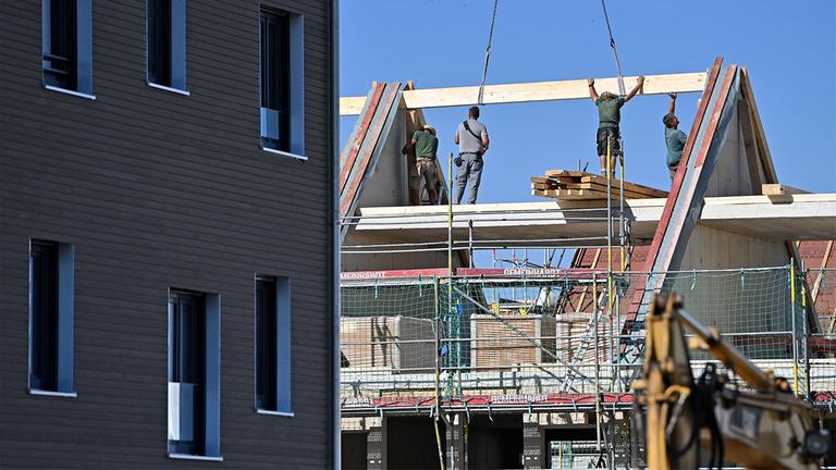 Baustelle in einem Neubaugebiet.