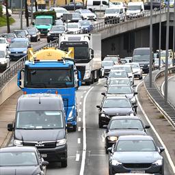 Dichter Strassenverkehr auf dem Mittleren Ring in München.