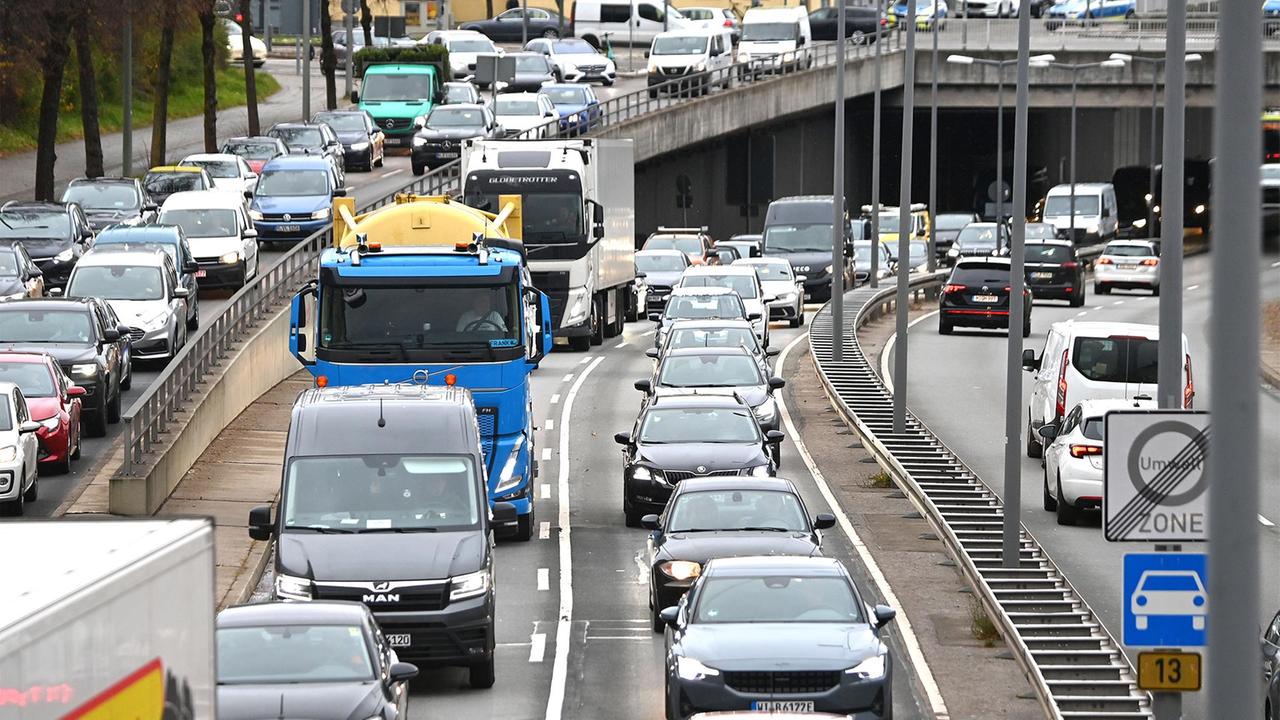 Pendler standen 2024 in Deutschland im Schnitt 43 Stunden im Stau