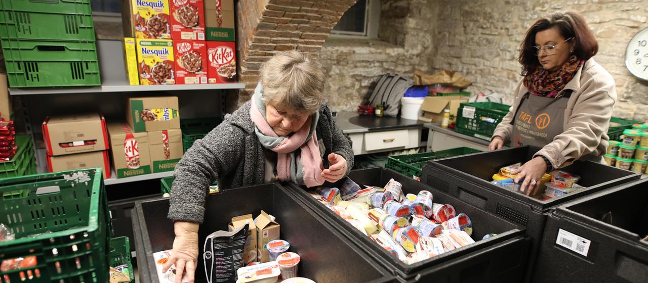 Ehrenamtlichen Helferinnen der Harzer Tafel sortieren Lebensmittel.