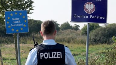 Ein Bundespolizist steht an der deutsch-polnischen Grenze bei Linken in Mecklenburg-Vorpommern.